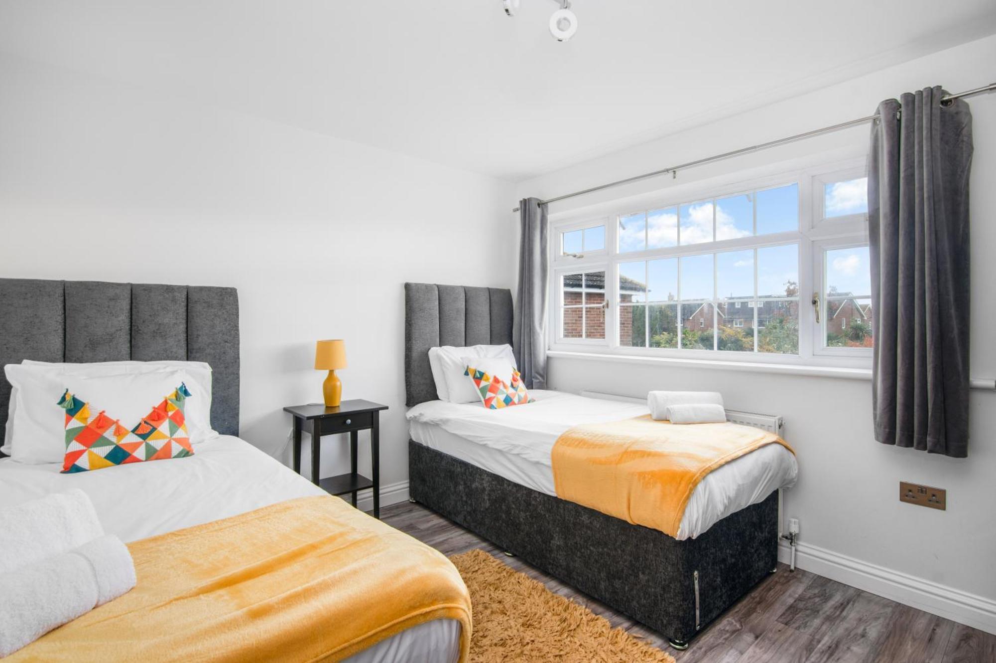 Onsitestays - Spacious 3 Bed House With Garden, Wifi & 4 Plus Parking Gravesend Esterno foto