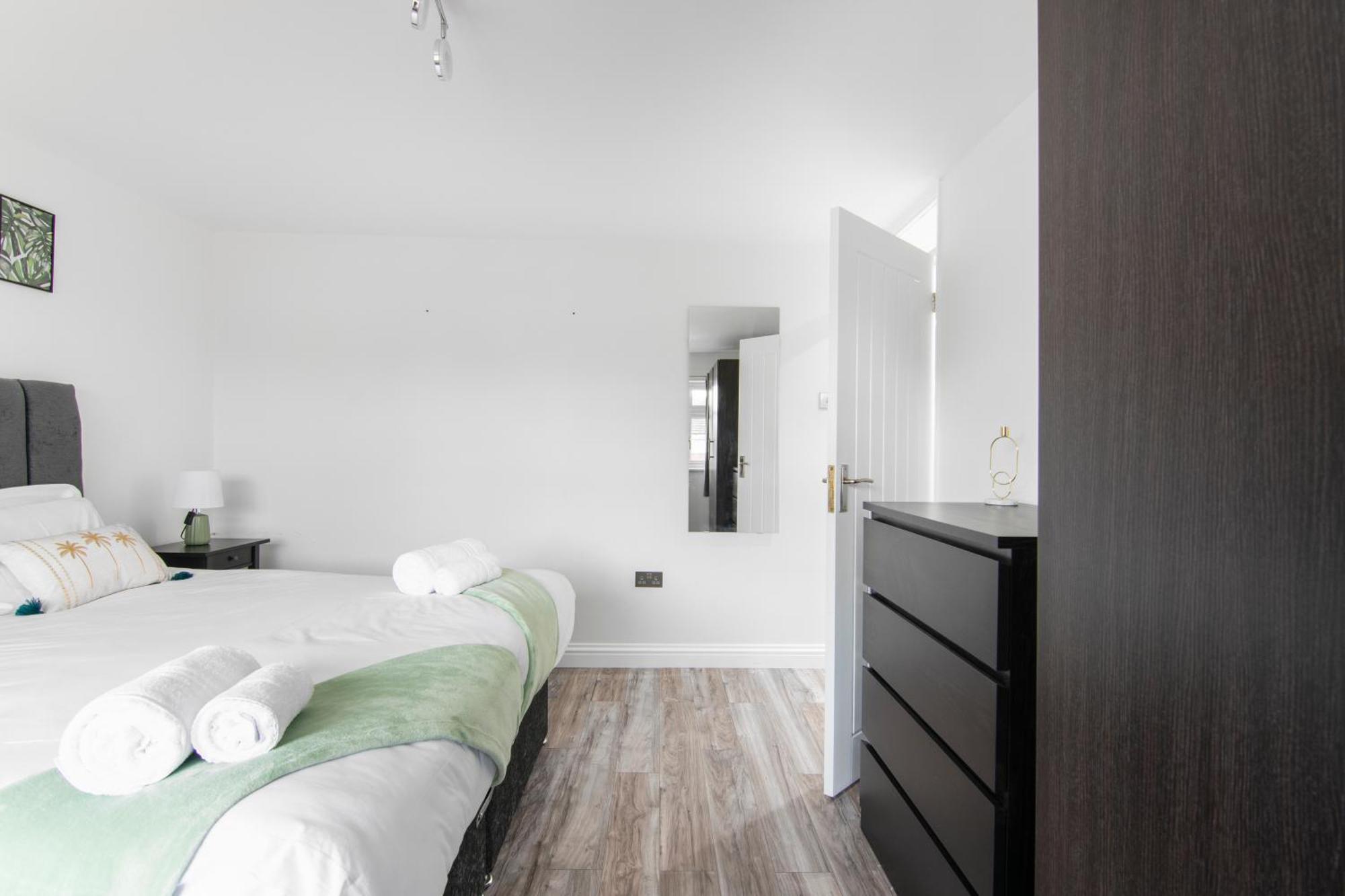 Onsitestays - Spacious 3 Bed House With Garden, Wifi & 4 Plus Parking Gravesend Esterno foto